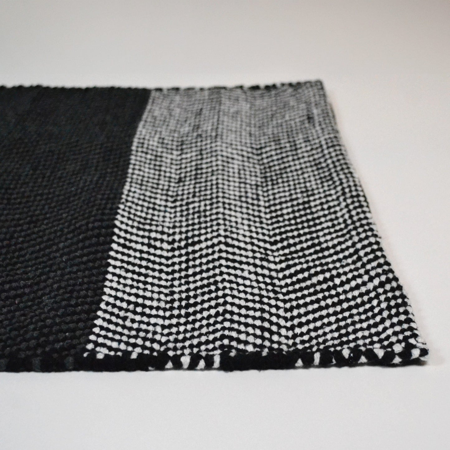 Herringbone black & white Rug, 2'X4', Recycle cotton - India Wholesale Co.